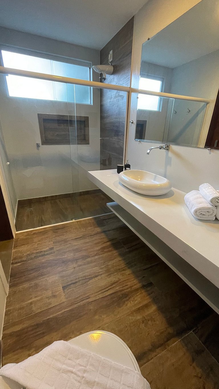 Com Piscina, 3 Suites, Cozinha e Sala de estar