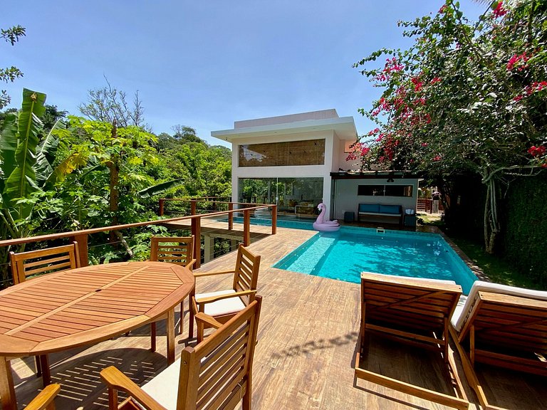Com Piscina, 3 Suites, Cozinha e Sala de estar
