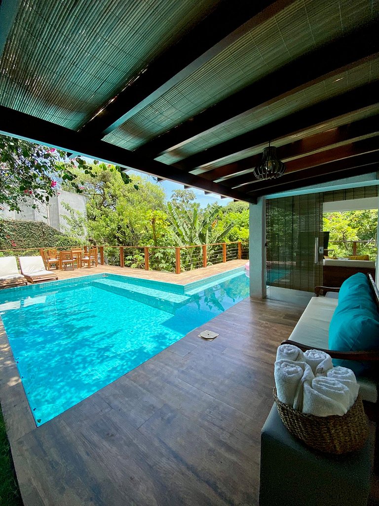 Com Piscina, 3 Suites, Cozinha e Sala de estar
