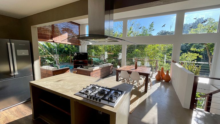 Com Piscina, 3 Suites, Cozinha e Sala de estar