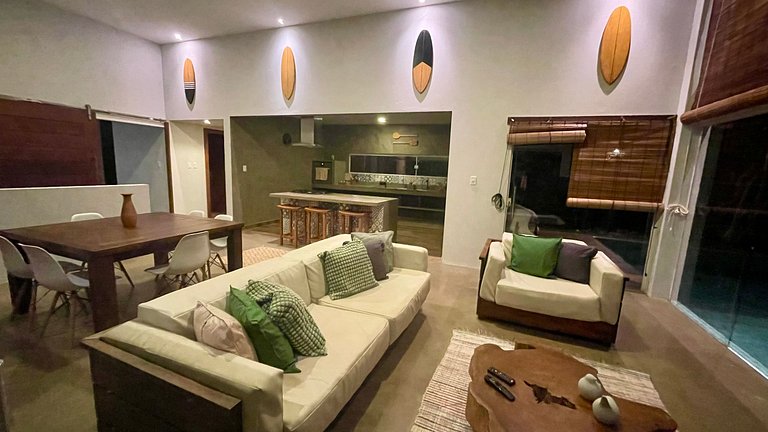 Com Piscina, 3 Suites, Cozinha e Sala de estar