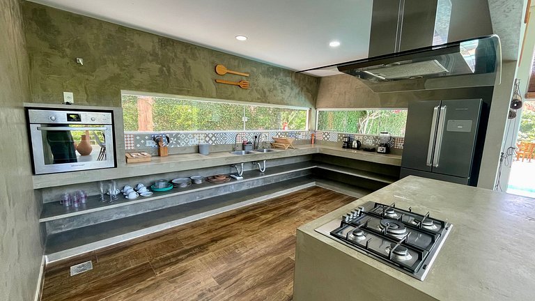 Com Piscina, 3 Suites, Cozinha e Sala de estar
