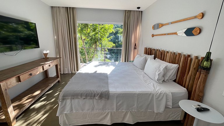 Com Piscina, 3 Suites, Cozinha e Sala de estar