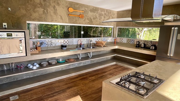 Com Piscina, 3 Suites, Cozinha e Sala de estar