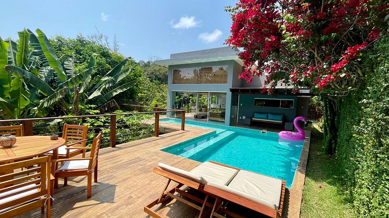 Com Piscina, 3 Suites, Cozinha e Sala de estar