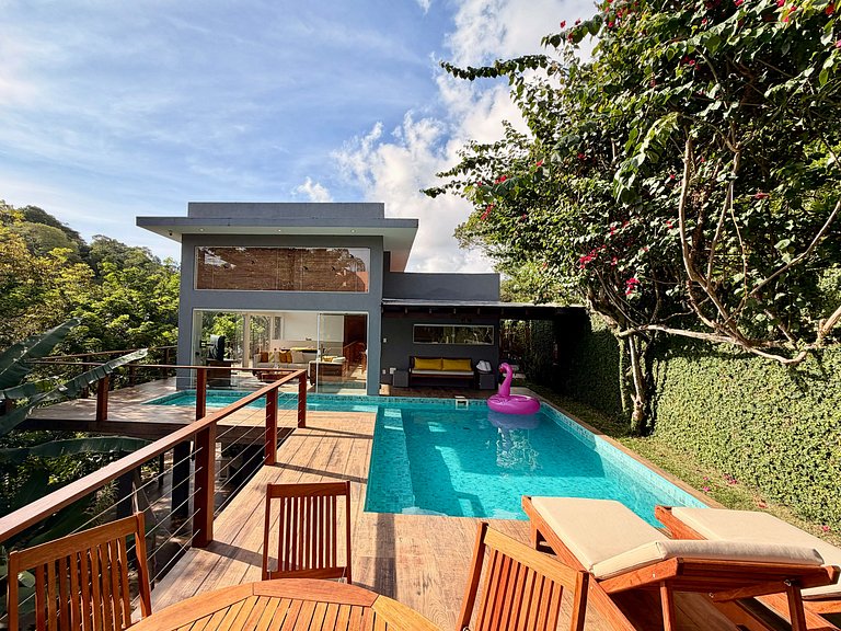 Com Piscina, 3 Suites, Cozinha e Sala de estar