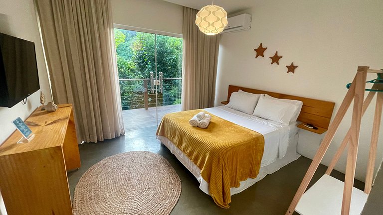 Com Piscina, 3 Suites, Cozinha e Sala de estar