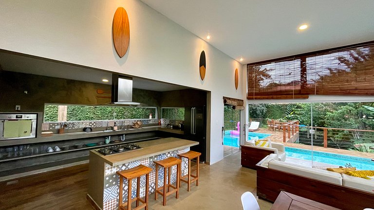 Com Piscina, 3 Suites, Cozinha e Sala de estar